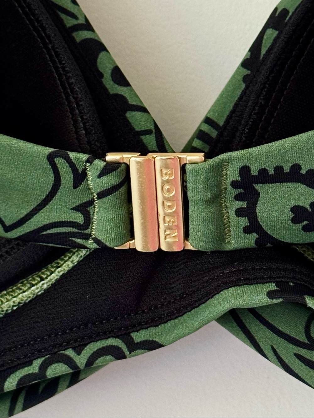 Boden Twist Front Classic Bikini Top, Winter Green Meadow Floral Print – Size 10 - Picture 7 of 8